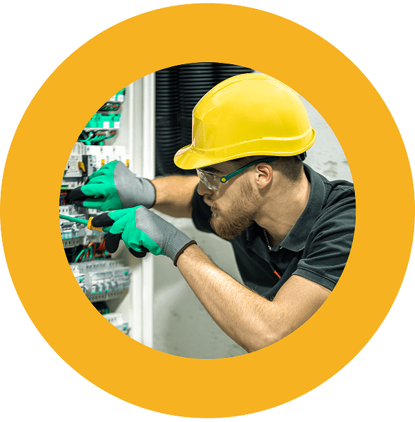 Eletricista profissional da Ligow a realizar instalação elétrica residencial